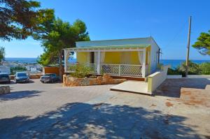 a small house with a porch and a driveway at B&B Lu Cantoru in Marina di Pescoluse