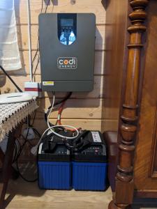 ein Computer, der auf dem Boden neben einem Tisch steht in der Unterkunft Садиба в горах, сауна в ціну помешкання Наявність акумуляторів безперервного живлення in Oriv