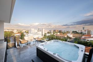 Bazén v ubytování Noir Luxury Residences by Nomads nebo v jeho okolí