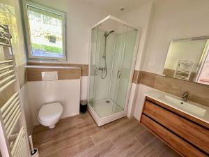 une salle de bains avec douche, toilettes et lavabo dans l'établissement Refuge des voyageurs Studio neuf - Horizon indépendant rez de jardin, à Plouédern