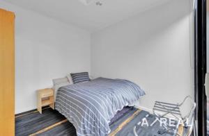 una camera da letto con un letto e un tavolino di Central Melbourne 2BR Balcony Apartment a Melbourne