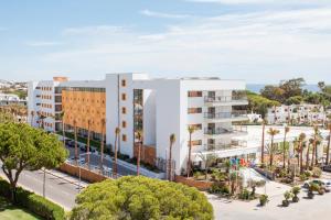 une vue aérienne d'un bâtiment blanc avec des palmiers dans l'établissement Alfagar Prestige, à Albufeira