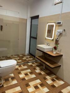 Koupelna v ubytování The Tiger Waterfront Resort