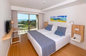 une chambre avec un lit avec une télévision et un balcon dans l'établissement Alfagar Prestige, à Albufeira 43 autres photos