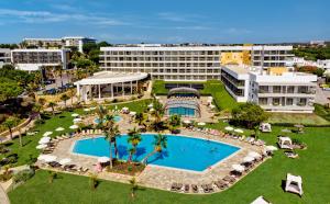 une vue aérienne d'un complexe hôtelier avec piscine dans l'établissement Alfagar Prestige, à Albufeira