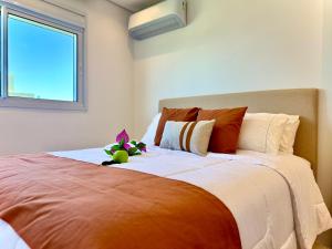 Una cama o camas en una habitación de Apartamento em Condomínio Frente-Mar com Piscinas, Jacuzzi Aquecida, Sauna, Academia, Brinquedoteca, Churrasqueira na Sacada, Cozinha Completa e Lazer de Home Club 56 fotos más