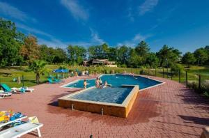 Bazén v ubytování Chalet 3 étoiles - Piscine - ccafgfe nebo v jeho okolí + 92 fotografií