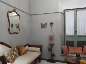 un salon avec un canapé et un miroir dans l'établissement CASA SEÑORIAL CON PISCINA. CASA DONNA ISABEL, à Peñaflor