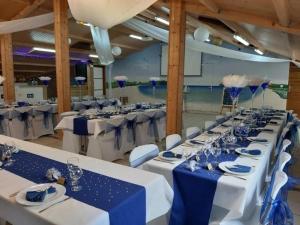 un grupo de mesas con mesas azules y blancas en Camping 4 étoiles - Piscine - ccb0bif, en Apremont 163 fotos más