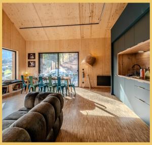 La BaumeLe Château dans le Ciel的客厅里有一张沙发和一张桌子。