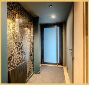 La BaumeLe Château dans le Ciel的走廊有一扇大玻璃门，门上有窗户