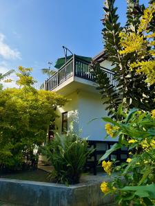 Zahrada ubytování Coastal Dream House with Jacuzzi - 3 Bedrooms - Just Steps from a Stunning Beach