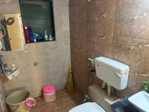 Ένα μπάνιο στο Hotel O Casa Royal Residency +1 φωτογραφίες