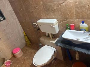 Ένα μπάνιο στο Hotel O Casa Royal Residency