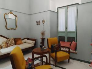 un salon avec un canapé, une table et des chaises dans l'établissement CASA SEÑORIAL CON PISCINA. CASA DONNA ISABEL, à Peñaflor 32 autres photos