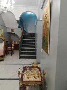 un couloir avec un escalier et une table dans une pièce dans l'établissement CASA SEÑORIAL CON PISCINA. CASA DONNA ISABEL, à Peñaflor