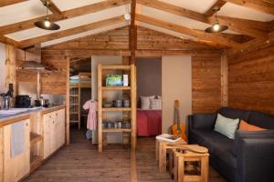 a living room with a couch and a kitchen at Camping 4 étoiles - Piscine - cbgcb0b in Saint-Jean-de-Monts