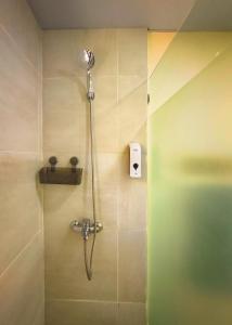 a shower with a shower head in a bathroom at Refugio Encantador in Santo Domingo