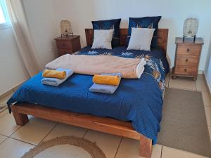 Ένα ή περισσότερα κρεβάτια σε δωμάτιο στο L'Escapade des Hauts