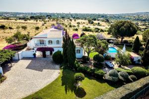 Bazén v ubytování Lovely Very Private Villa with Beautiful Gardens nebo v jeho okolí