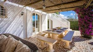 Posezení v ubytování Lovely Very Private Villa with Beautiful Gardens