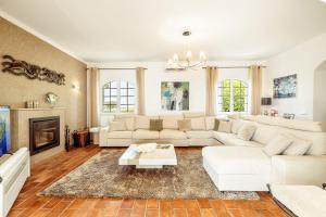 TV a/nebo společenská místnost v ubytování Lovely Very Private Villa with Beautiful Gardens