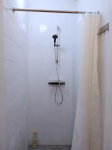 Koupelna v ubytování Stylish Cacilhas rooms near the ferry to central Lisbon + 29 fotografií