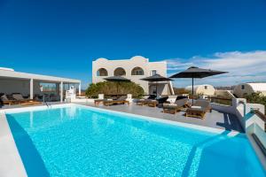 une piscine avec chaises longues et parasols à côté d'une maison dans l'établissement Acrothea Suites and Villas - Akrotiri Caldera - Santorini, à Akrotiri 116 autres photos