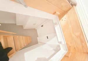 Burwood Family Guest Home في سيدني: غرفة مفتوحة مع درج في منزل +179 صورة