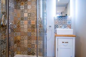 un bagno con doccia e lavandino di The Old Smithy - 2 Bedroom Cottage - Reynoldston a Reynoldston Altre 40 foto