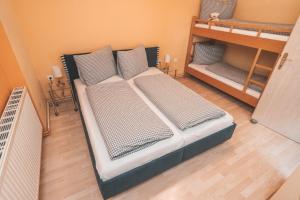 Putterer Stadl في دونيغسباشوالد: إطلالة علوية لغرفة نوم بسريرين بطابقين