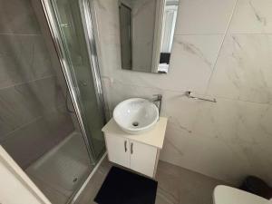 Ένα μπάνιο στο Thalia Residence Flats