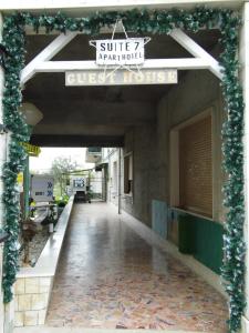 een ingang van een gebouw met een bord erop bij Suite 7 in Paglieta +11 foto's