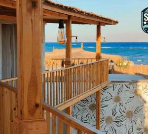 une terrasse en bois avec vue sur la plage dans l'établissement Sea View Camp Nuweiba, à Wāsiţ