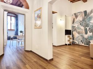 an empty living room with a table and a television at "Suite del Borgo" charming flat at 30 min from Florence, 2 Smart TV in San Giovanni Valdarno
