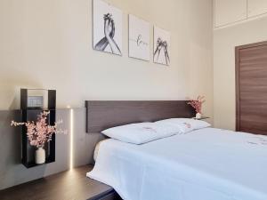 a bedroom with a large white bed with two pillows at "Suite del Borgo" charming flat at 30 min from Florence, 2 Smart TV in San Giovanni Valdarno