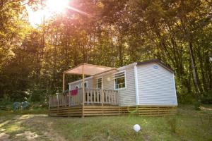 a tiny house in the middle of a field at Camping 3 étoiles - Parc aquatique - ccbbaia 