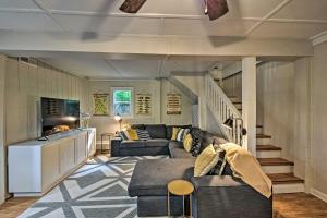 Μια τηλεόραση ή/και κέντρο ψυχαγωγίας στο New Listing Blue Haven Nest w Dock