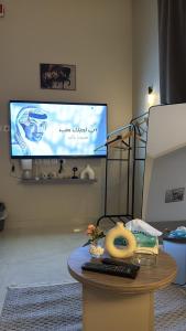 Μια τηλεόραση ή/και κέντρο ψυχαγωγίας στο استديو حي البرج