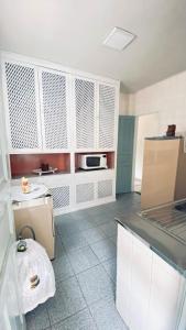 Kuchyň nebo kuchyňský kout v ubytování Apto 2 quartos com vista para o mar - Centro - Ubatuba