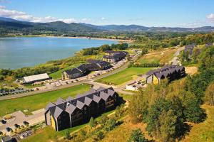an aerial view of a building next to a lake at RentPlanet - Apartamenty Karkonoskie in Sosnówka