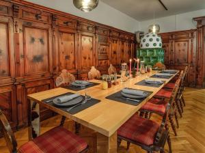 GRETI - wie dahoam, nur feiner - Alpine Boutique Hotel mit Alpentherme Eintritt, reichhaltigem Frühstück, Sauna في باد هوفغاستين: غرفة طعام كبيرة مع طاولة خشبية طويلة