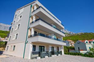 Cảnh núi rừng hoặc tầm nhìn ra núi từ căn hộ