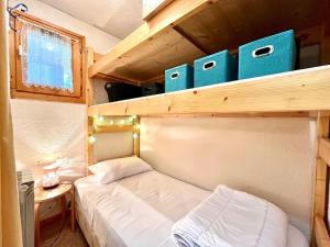 een kleine slaapkamer met een stapelbed in een tiny house bij Bright apartment with Mont Blanc view in Combloux