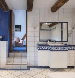 een badkamer met een wastafel en een spiegel bij Domaine des Rochaules  +17 foto's