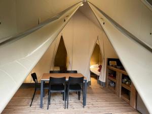 Tienda con mesa y sillas en Camping 3 étoiles - ccaaafd, en Sorèze