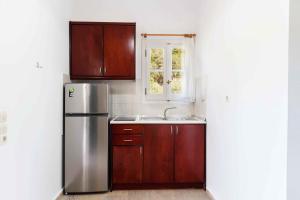 Η κουζίνα ή μικρή κουζίνα στο Pink House Socrates Corfu Beachside Retreats +24 φωτογραφίες