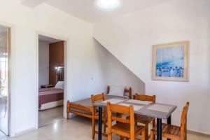 Ένα ή περισσότερα κρεβάτια σε δωμάτιο στο Pink House Socrates Corfu Beachside Retreats