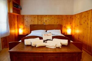 a bedroom with a bed with two towels on a table at Casa vacanze Danoi Dolomiti in Canale dʼAgordo
