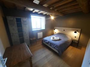 une chambre avec un lit avec deux cygnes dessus dans l'établissement Gite de la semoy, à Haulmé